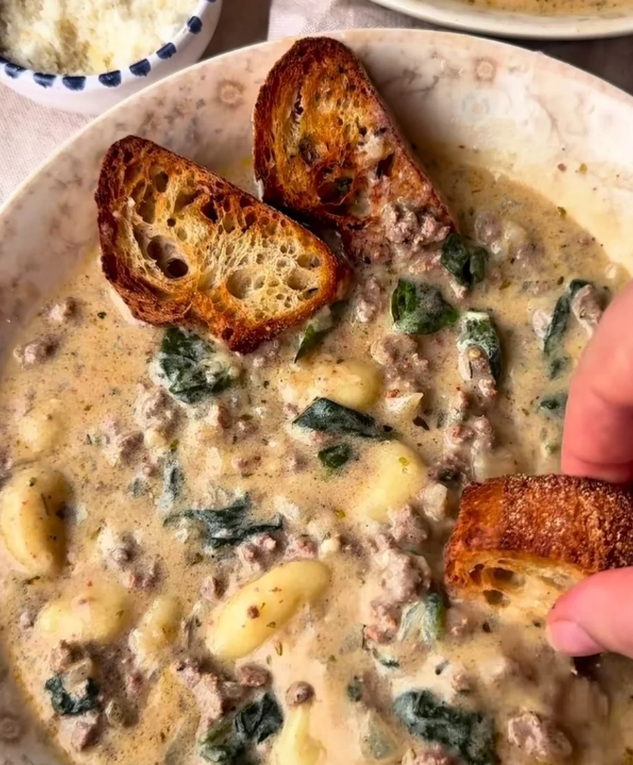 Soupe crémeuse aux gnocchis et au bœuf haché