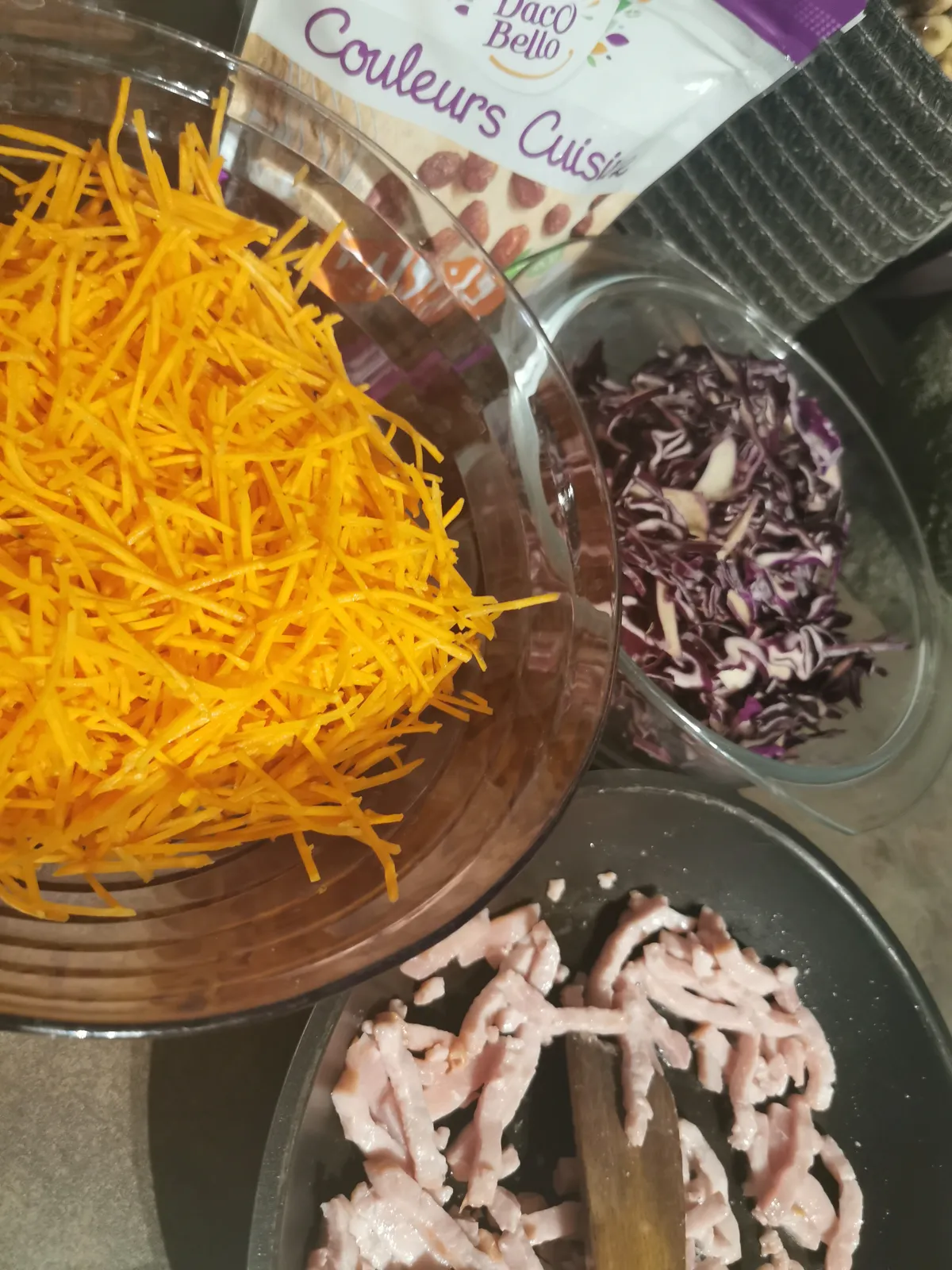 Salade carotte chou raisins lardon