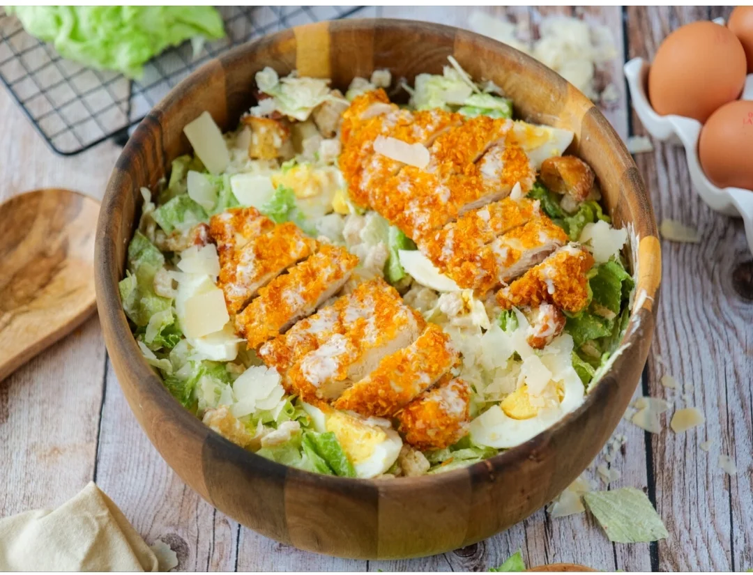 Salade de crozets au poulet pané, œufs et parmesan