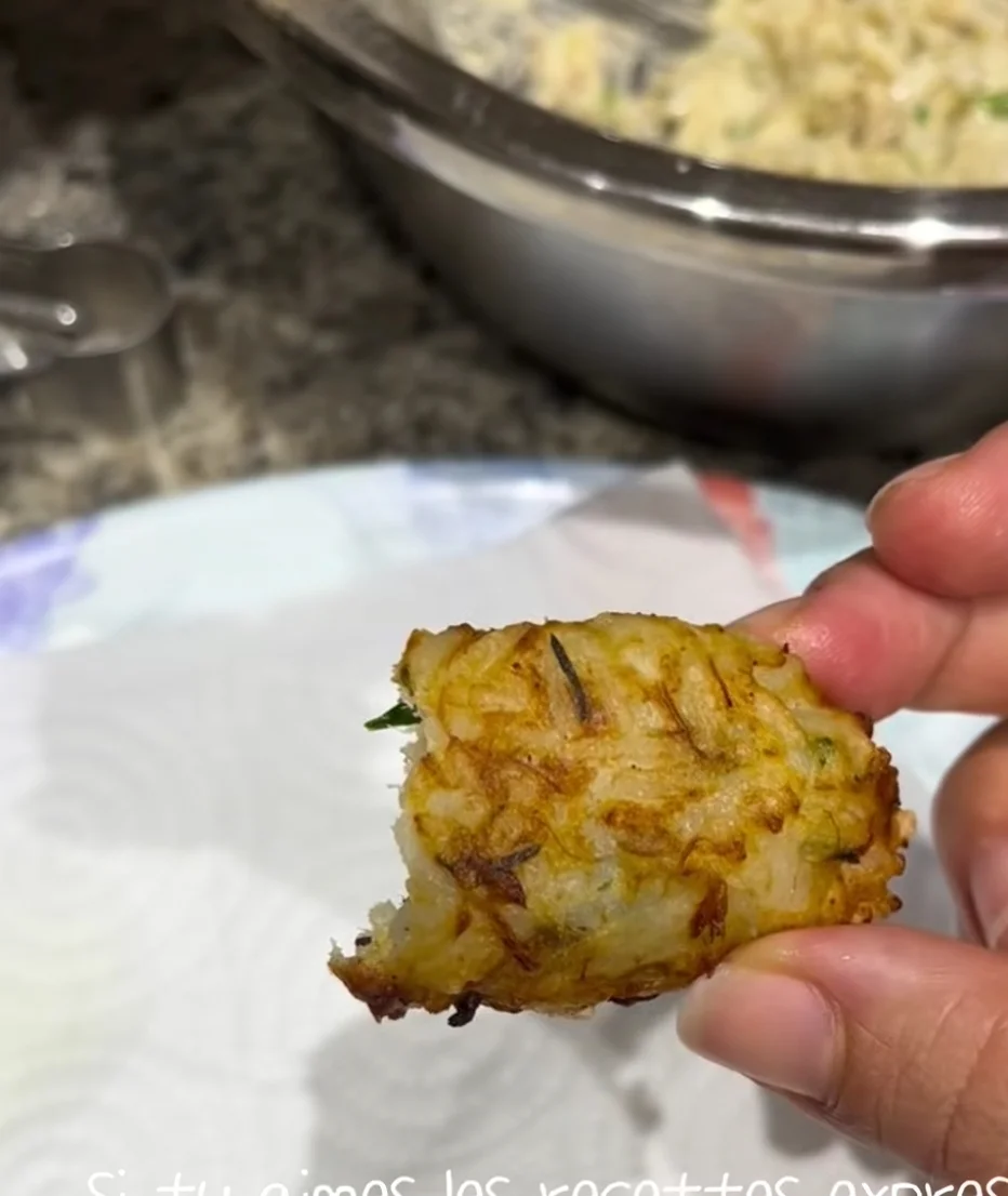 Croquettes de riz au fromage et sauce au yaourt