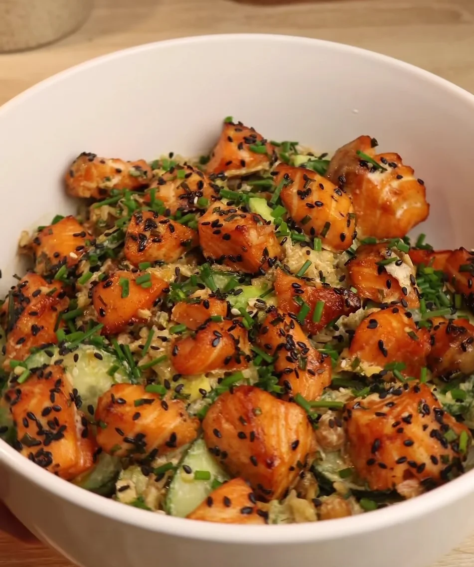 Bowl de riz croustillant au saumon laqué