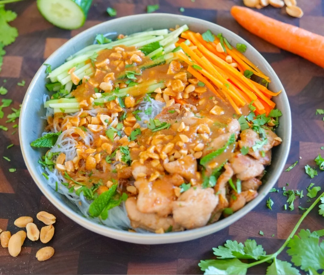 Bol de vermicelles de riz au poulet et sauce cacahuète