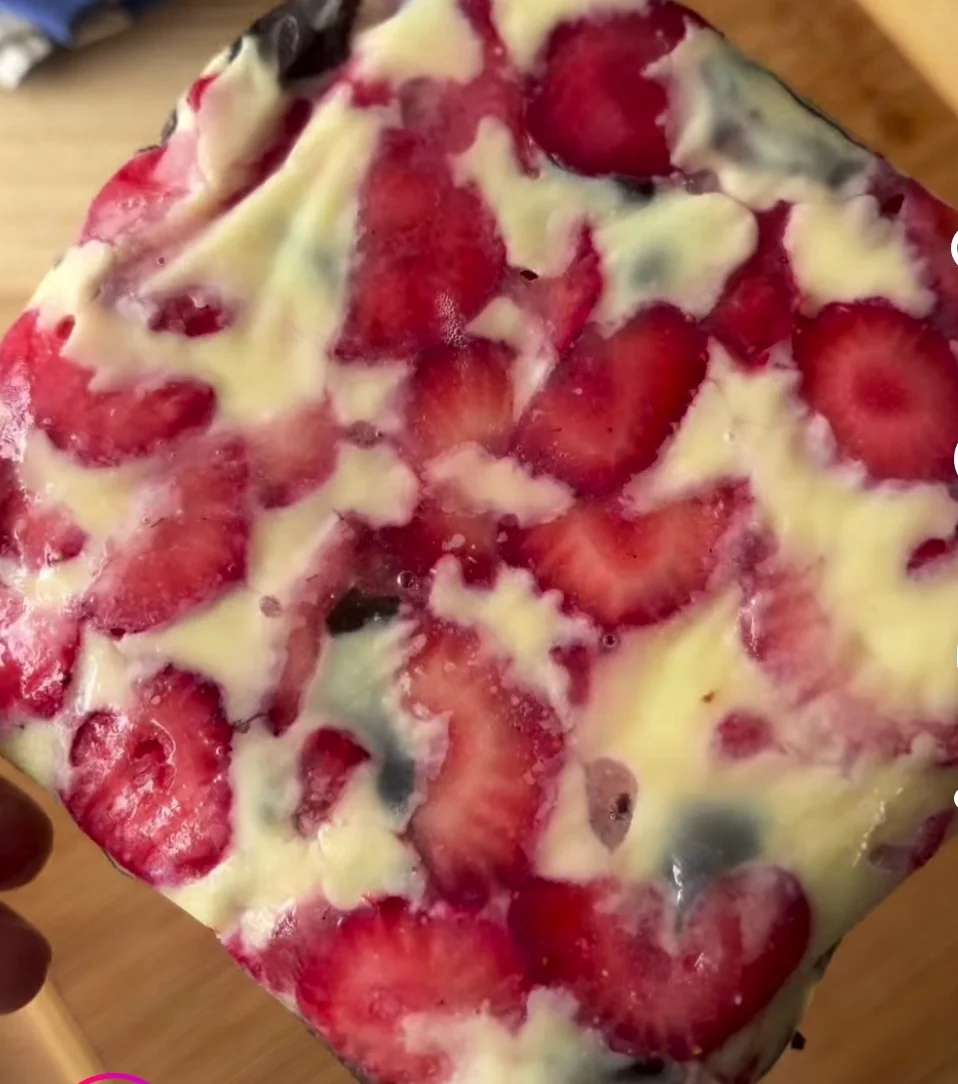 Fraises glacées aux chocolats blanc et noir