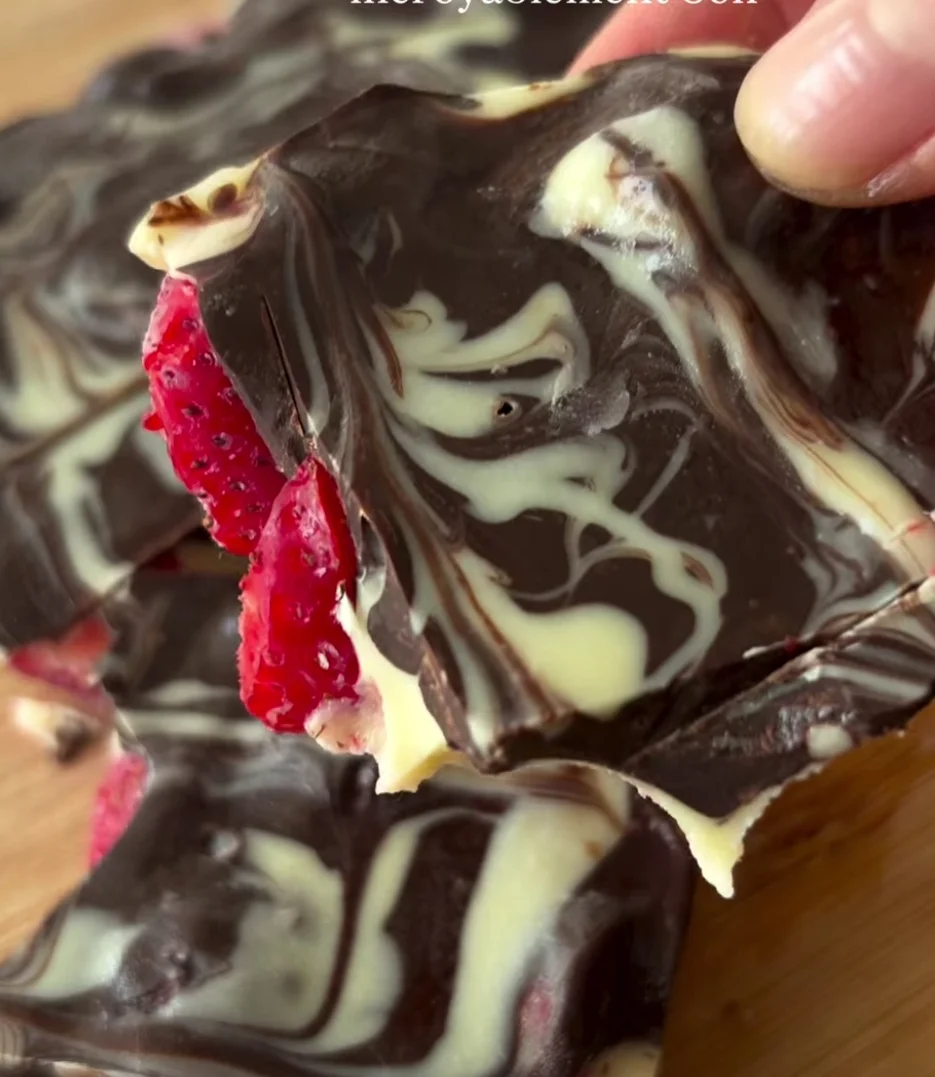 Fraises glacées aux chocolats blanc et noir