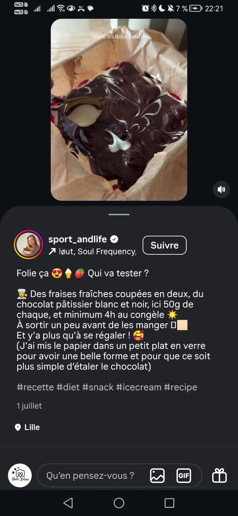 Fraises glacées aux chocolats blanc et noir
