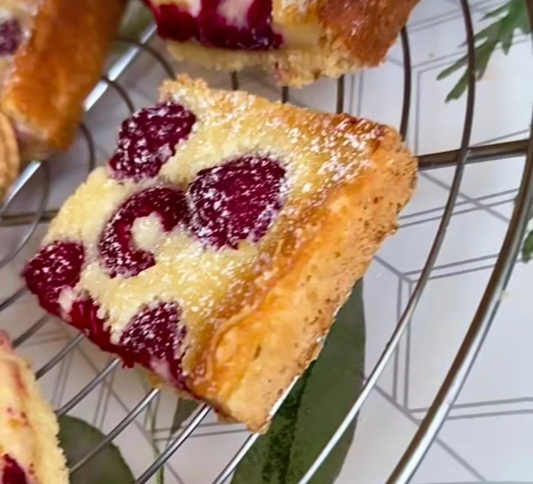Carrés au mascarpone et aux framboises