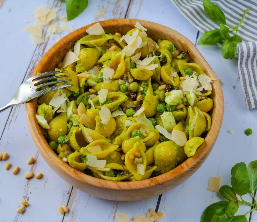 Salade de pâtes au pesto, petits pois et œufs durs