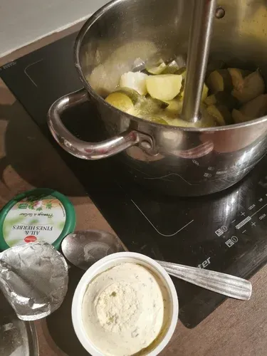 Soupe courgette fromage aux herbes
